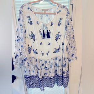 White with blue flowers 3/4 sleeve top